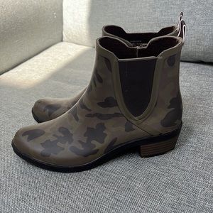Half boots in camo size 8M-